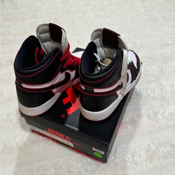 Jordan 1 Retro High
Bloodline (GS) SIZE 4 - Picture 4 of 12